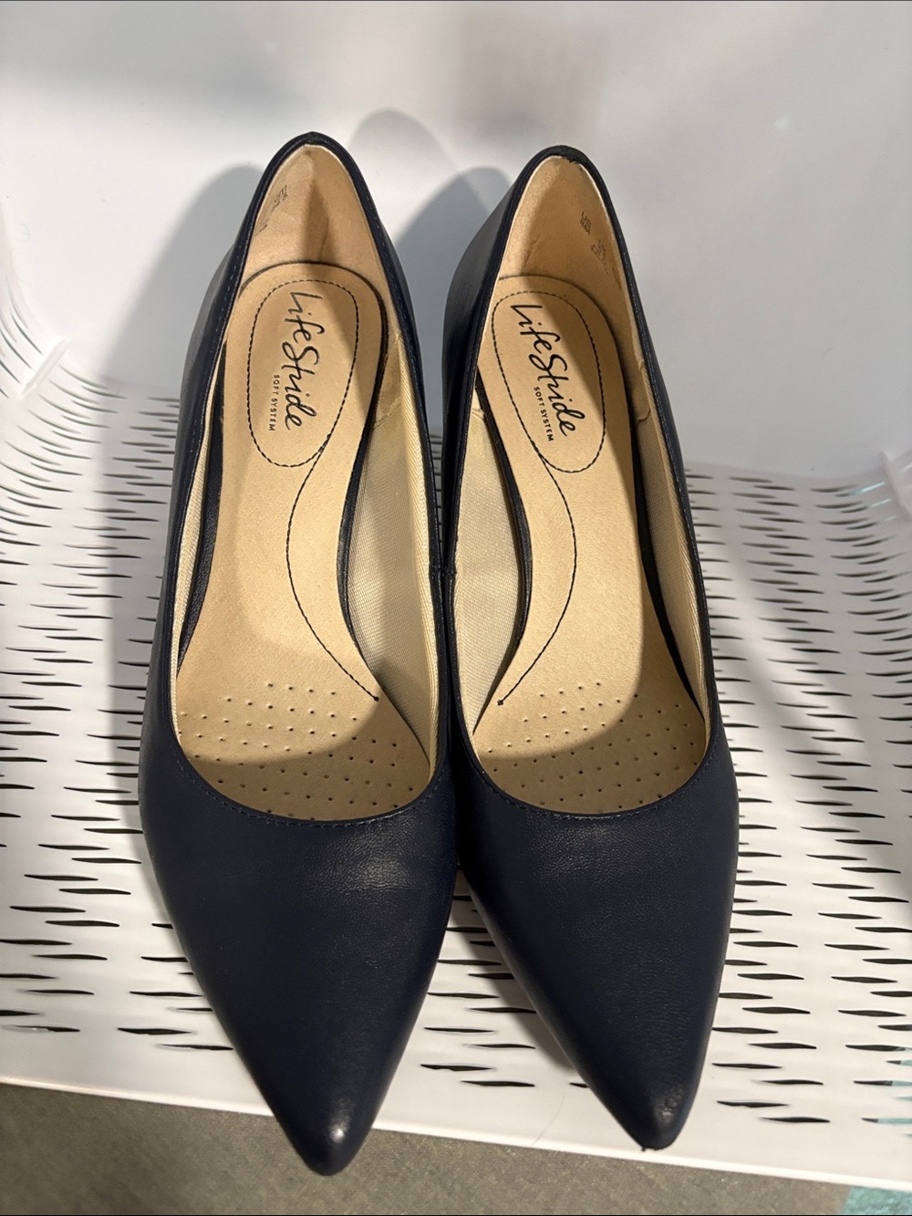 Life Stride Women's Navy comfort flex Pointed-Toe Heels